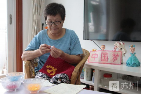 1912颗!退休老党员用彩珠串起心中的党旗!