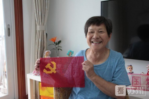 1912颗!退休老党员用彩珠串起心中的党旗!