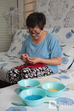 1912颗!退休老党员用彩珠串起心中的党旗!