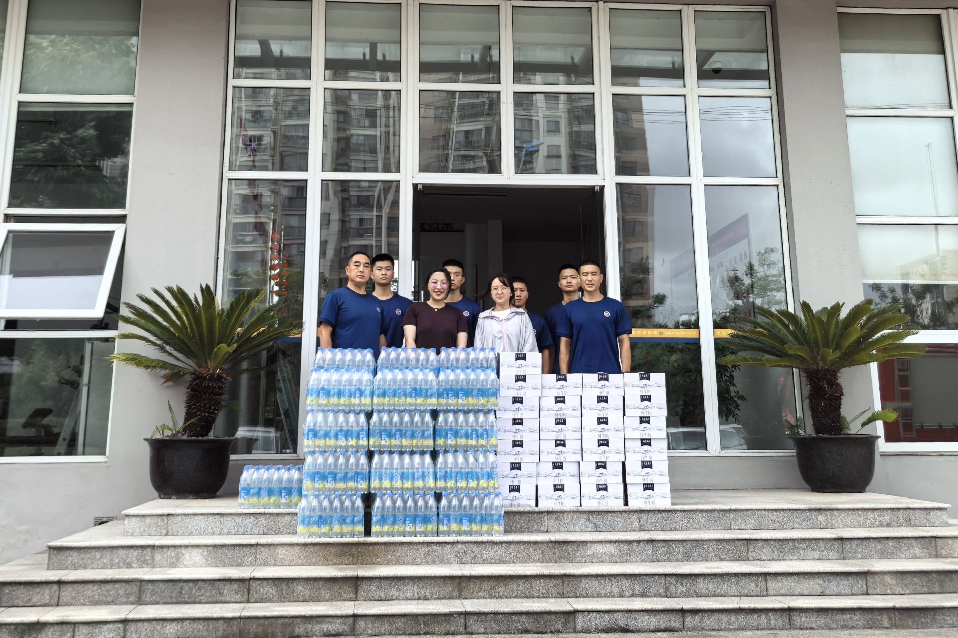 1722820471147605.png 慰问消防照片.png